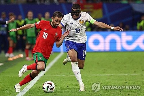 포르투갈이 6일(한국시간) 독일 함부르크에 있는 폭스파르크슈타디온에서 열린 프랑스와의 대회 8강전에서 승부차기 끝에 패해 탈락했다.&nbsp; 호날두의 마지막 유로였던 이번 대회에서 포르투갈은 아깝게 승부차기에서 무릎을 꿇으면서 2016년 대회 이후 통산 두 번째 유로 우승 도전에 실패했다. 호날두는 이번 대회를 득점 없이 마무리했다. 연합뉴스