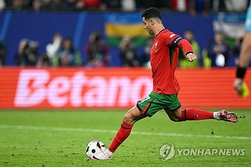 포르투갈이 6일(한국시간) 독일 함부르크에 있는 폭스파르크슈타디온에서 열린 프랑스와의 대회 8강전에서 승부차기 끝에 패해 탈락했다.&nbsp; 호날두의 마지막 유로였던 이번 대회에서 포르투갈은 아깝게 승부차기에서 무릎을 꿇으면서 2016년 대회 이후 통산 두 번째 유로 우승 도전에 실패했다. 호날두는 이번 대회를 득점 없이 마무리했다. 연합뉴스