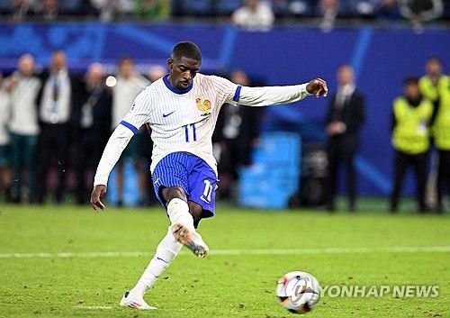 포르투갈이 6일(한국시간) 독일 함부르크에 있는 폭스파르크슈타디온에서 열린 프랑스와의 대회 8강전에서 승부차기 끝에 패해 탈락했다.&nbsp; 호날두의 마지막 유로였던 이번 대회에서 포르투갈은 아깝게 승부차기에서 무릎을 꿇으면서 2016년 대회 이후 통산 두 번째 유로 우승 도전에 실패했다. 호날두는 이번 대회를 득점 없이 마무리했다. 연합뉴스