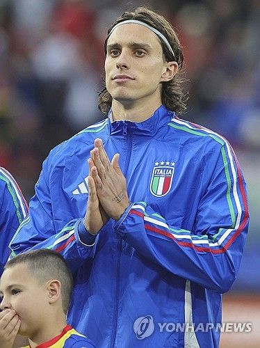 이적시장 전문 기자 파브리치오 로마노가 지난 5일(한국시간) 자신의 사회관계망 서비스(SNS) X를 통해 아스널이 볼로냐 수비수 칼라피오리와 개인 합의를 맺었다고 전했다. 칼라피오리가 아스널 입단을 원하고 있고 이적료 협상이 진행 중이다. 연합뉴스