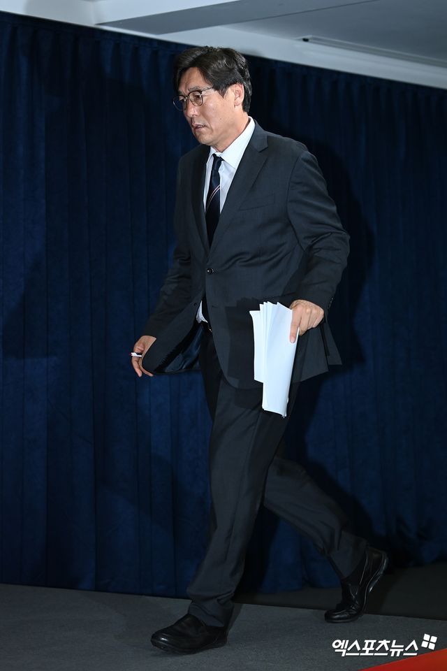 이임생 이사가 8일 서울 종로구 신문로에 있는 축구회관에서 홍명보 축구 국가대표팀 선임과 관련해 브리핑하며 울산HD 구단과 팬들에게 사과했다. 대한축구협회는 6일 홍명보 감독이 차기 대표팀 감독에 내정됐다고 전했다. 홍 감독 내정에 대해서는 새 대표팀 감독 선임 작업을 책임지고 있던 이임생 기술이사가 이날 브리핑을 진행했다. 계약기간은 2027년 1~2월 열리는 사우디아라비아 아시안컵까지 2년 6개월이다. 신문로, 고아라 기자