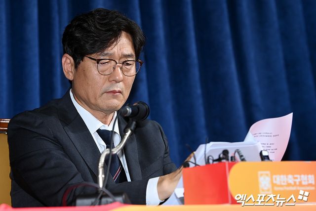 이임생 이사가 8일 서울 종로구 신문로에 있는 축구회관에서 홍명보 축구 국가대표팀 선임과 관련해 브리핑하며 울산HD 구단과 팬들에게 사과했다. 대한축구협회는 6일 홍명보 감독이 차기 대표팀 감독에 내정됐다고 전했다. 홍 감독 내정에 대해서는 새 대표팀 감독 선임 작업을 책임지고 있던 이임생 기술이사가 이날 브리핑을 진행했다. 계약기간은 2027년 1~2월 열리는 사우디아라비아 아시안컵까지 2년 6개월이다. 신문로, 고아라 기자