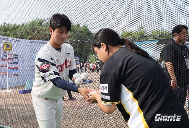 롯데 투수 정현수는 지난 5일 생애 첫 퓨처스리그 올스타전에 참석했다. 그는 입단 전 최강야구로 많은 관심을 받았던 롯데 기대주다. 롯데 자이언츠