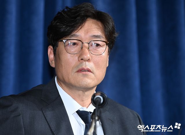 이임생 이사가 8일 서울 종로구 신문로에 있는 축구회관에서 홍명보 축구 국가대표팀 선임과 관련해 브리핑하며 울산HD 구단과 팬들에게 사과했다. 대한축구협회는 6일 홍명보 감독이 차기 대표팀 감독에 내정됐다고 전했다. 홍 감독 내정에 대해서는 새 대표팀 감독 선임 작업을 책임지고 있던 이임생 기술이사가 이날 브리핑을 진행했다. 계약기간은 2027년 1~2월 열리는 사우디아라비아 아시안컵까지 2년 6개월이다. 신문로, 고아라 기자
