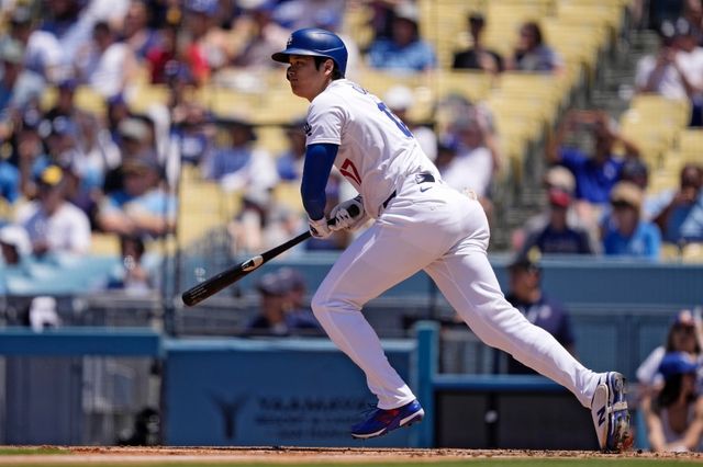 오타니는 8일(한국시간) 미국 캘리포니아주 로스앤젤레스 다저스타디움에서 열린 2024 메이저리그 밀워키 브루어스와의 홈경기에 1번 지명타자로 선발 출전, 4타수 1안타 2도루를 기록하며 MLB 개인 통산 세 번째 20홈런-20도루를 달성했다. AP-연합뉴스
