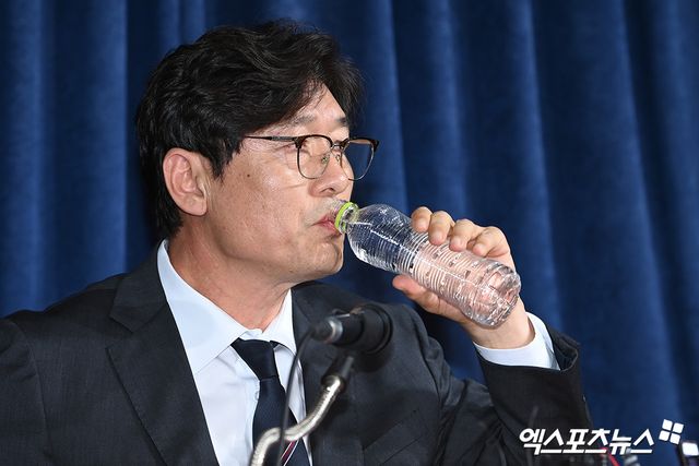 이임생 이사가 8일 서울 종로구 신문로에 있는 축구회관에서 홍명보 축구 국가대표팀 선임과 관련해 브리핑하며 울산HD 구단과 팬들에게 사과했다. 대한축구협회는 6일 홍명보 감독이 차기 대표팀 감독에 내정됐다고 전했다. 홍 감독 내정에 대해서는 새 대표팀 감독 선임 작업을 책임지고 있던 이임생 기술이사가 이날 브리핑을 진행했다. 계약기간은 2027년 1~2월 열리는 사우디아라비아 아시안컵까지 2년 6개월이다. 신문로, 고아라 기자