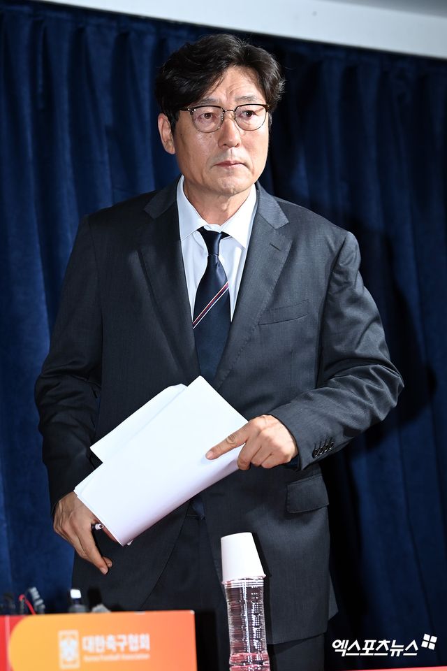 이임생 이사가 8일 서울 종로구 신문로에 있는 축구회관에서 홍명보 축구 국가대표팀 선임과 관련해 브리핑하며 울산HD 구단과 팬들에게 사과했다. 대한축구협회는 6일 홍명보 감독이 차기 대표팀 감독에 내정됐다고 전했다. 홍 감독 내정에 대해서는 새 대표팀 감독 선임 작업을 책임지고 있던 이임생 기술이사가 이날 브리핑을 진행했다. 계약기간은 2027년 1~2월 열리는 사우디아라비아 아시안컵까지 2년 6개월이다. 신문로, 고아라 기자