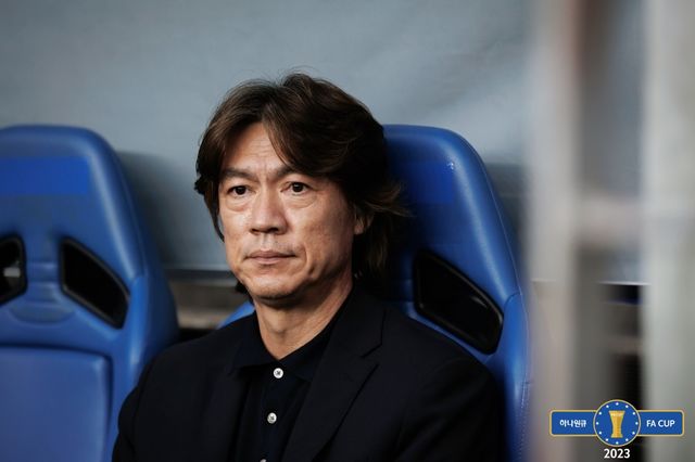 이임생 이사가 8일 서울 종로구 신문로에 있는 축구회관에서 홍명보 축구 국가대표팀 선임을 공식 발표했다. 계약기간은 2027년 1~2월 열리는 사우디아라비아 아시안컵까지 2년 6개월이다. 대한축구협회