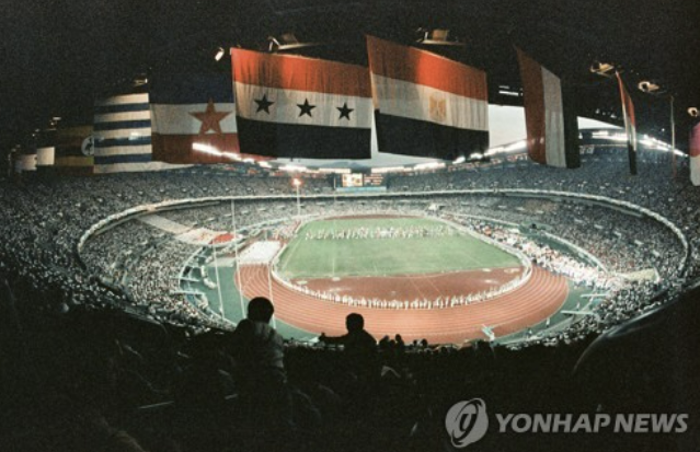서울시는 9일 기존 잠실야구장의 공사 기간 LG 트윈스와 두산 베어스​​​가 사용할 대체 구장으로 잠실 주경기장을 확정했다고 밝혔다. LG와 두산은 2027년부터 2031년까지 5시즌 동안 주경기장에서 홈경기를 치른다. 사진은 1988 서울 올림픽 폐막식이 열린 잠실 주경기장의 모습. 연합뉴스