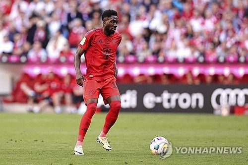 독일 매체 키커는 9일 바이에른 뮌헨의 현재 상황을 정리하면서 뮌헨 방출 선수 명단을 마테이스 더리흐트, 알폰소 데이비스, 레온 고레츠카, 요슈아 키미히, 킹슬리 코망, 세르주 그나브리로 특정했다. 연합뉴스