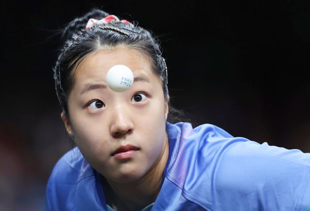 한국 여자 탁구의 간판 신유빈이 프랑스 파리의 사우스 파리 아레나4에서 열린 2024 파리 올림픽 탁구 여자 단식 8강전에서 세계랭킹 13위 일본의 히라노 미우를 게임 스코어 4-1로 꺾고 준결승에 진출했다. 이번 대회 혼합복식 동메달에 이어 개인전에서도 메달 획득을 노려볼 수 있게 됐다. 한국 여자 탁구는 2004 아테네 올림픽 이후 2008 베이징, 2012 런던, 2016 리우데자네이루, 2020 도쿄 대회 단식에서 메달을 수확하지 못했다. 사진 연합뉴스