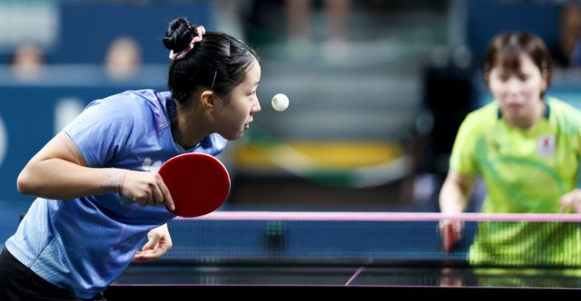 한국 여자 탁구의 간판 신유빈이 프랑스 파리의 사우스 파리 아레나4에서 열린 2024 파리 올림픽 탁구 여자 단식 8강전에서 세계랭킹 13위 일본의 히라노 미우를 게임 스코어 4-1로 꺾고 준결승에 진출했다. 이번 대회 혼합복식 동메달에 이어 개인전에서도 메달 획득을 노려볼 수 있게 됐다. 한국 여자 탁구는 2004 아테네 올림픽 이후 2008 베이징, 2012 런던, 2016 리우데자네이루, 2020 도쿄 대회 단식에서 메달을 수확하지 못했다. 사진 연합뉴스