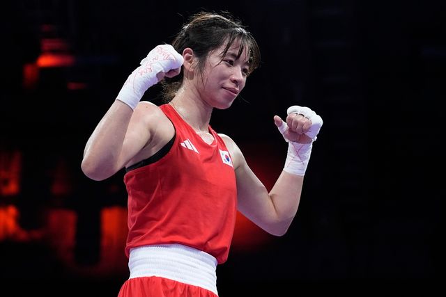 임애지는 1일(현지시간) 프랑스 파리의 노스 아레나에서 열린 2024 파리 올림픽 복싱 여자 54kg급 8강전에서 콜롬비아의 예니 마르셀라 아리아스 카스타네다를 3-2(30-27 30-27 28-29 29-28 28-29) 꺾고 준결승에 진출했다.&nbsp;한국 복싱 역사상 최초의 여자 올림픽 메달리스트가 되는 역사를 쓰고 기분 좋게 준결승전을 준비하게 됐다. 하계 올림픽 복싱 종목은 동메달 결정전 없이 4강까지 오른 선수 2명에게 동메달을 수여한다. 사진 연합뉴스