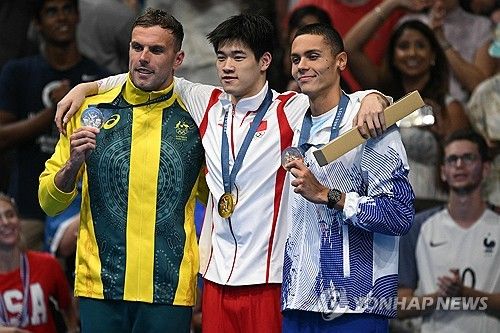 도핑 의혹에 휩싸인 중국 수영이 반길 소식이 나왔다. 중국 남자 자유형 단거리 스타 판잔러는 1일 프랑스 파리 라데팡스 수영장에서 열린 대회 남자 자유형 100ｍ 결승에서 46초40의 세계신기록으로 금메달을 목에 걸었다. 판잔러는 지난 2월 자신이 세웠던 종전 세계기록 46초80을 6개월 만에 무려 0.40초나 단축했다. 이번 대회에서 간판 스타 친하이양의 참패로 '그간의 성적이 약물에 의한 것이 아니었느냐'는 의심을 받았던 중국은 판잔러의 압도적인 레이스와 우승으로 이를 일축할 동력을 만들었다. 연합뉴스