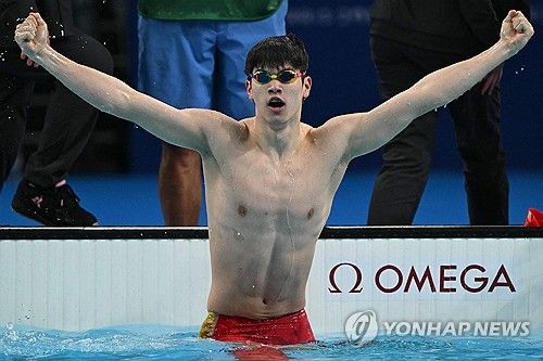 도핑 의혹에 휩싸인 중국 수영이 반길 소식이 나왔다. 중국 남자 자유형 단거리 스타 판잔러는 1일 프랑스 파리 라데팡스 수영장에서 열린 대회 남자 자유형 100ｍ 결승에서 46초40의 세계신기록으로 금메달을 목에 걸었다. 판잔러는 지난 2월 자신이 세웠던 종전 세계기록 46초80을 6개월 만에 무려 0.40초나 단축했다. 이번 대회에서 간판 스타 친하이양의 참패로 '그간의 성적이 약물에 의한 것이 아니었느냐'는 의심을 받았던 중국은 판잔러의 압도적인 레이스와 우승으로 이를 일축할 동력을 만들었다. 연합뉴스