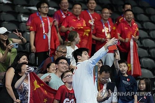 도핑 의혹에 휩싸인 중국 수영이 반길 소식이 나왔다. 중국 남자 자유형 단거리 스타 판잔러는 1일 프랑스 파리 라데팡스 수영장에서 열린 대회 남자 자유형 100ｍ 결승에서 46초40의 세계신기록으로 금메달을 목에 걸었다. 판잔러는 지난 2월 자신이 세웠던 종전 세계기록 46초80을 6개월 만에 무려 0.40초나 단축했다. 이번 대회에서 간판 스타 친하이양의 참패로 '그간의 성적이 약물에 의한 것이 아니었느냐'는 의심을 받았던 중국은 판잔러의 압도적인 레이스와 우승으로 이를 일축할 동력을 만들었다. 연합뉴스