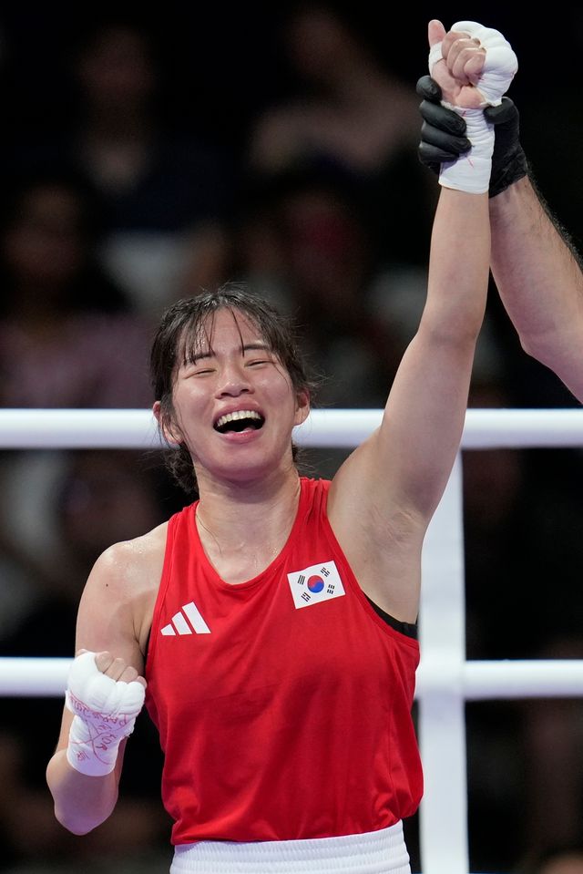 임애지는 1일(현지시간) 프랑스 파리의 노스 아레나에서 열린 2024 파리 올림픽 복싱 여자 54kg급 8강전에서 콜롬비아의 예니 마르셀라 아리아스 카스타네다를 3-2(30-27 30-27 28-29 29-28 28-29) 꺾고 준결승에 진출했다.&nbsp;한국 복싱 역사상 최초의 여자 올림픽 메달리스트가 되는 역사를 쓰고 기분 좋게 준결승전을 준비하게 됐다. 하계 올림픽 복싱 종목은 동메달 결정전 없이 4강까지 오른 선수 2명에게 동메달을 수여한다. 사진 연합뉴스