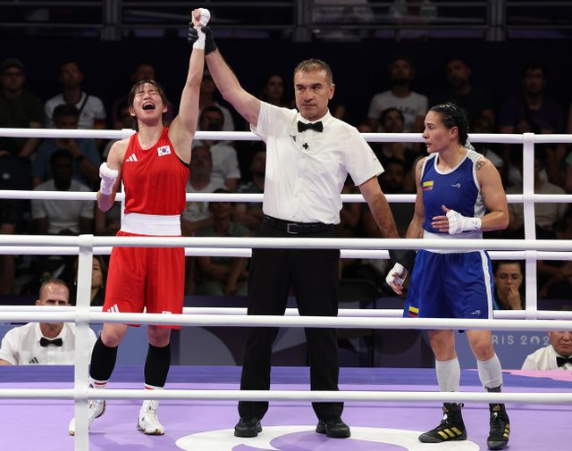 임애지는 1일(현지시간) 프랑스 파리의 노스 아레나에서 열린 2024 파리 올림픽 복싱 여자 54kg급 8강전에서 콜롬비아의 예니 마르셀라 아리아스 카스타네다를 3-2(30-27 30-27 28-29 29-28 28-29) 꺾고 준결승에 진출했다.&nbsp;한국 복싱 역사상 최초의 여자 올림픽 메달리스트가 되는 역사를 쓰고 기분 좋게 준결승전을 준비하게 됐다. 하계 올림픽 복싱 종목은 동메달 결정전 없이 4강까지 오른 선수 2명에게 동메달을 수여한다. 사진 연합뉴스