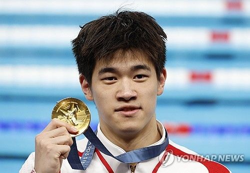 도핑 의혹에 휩싸인 중국 수영이 반길 소식이 나왔다. 중국 남자 자유형 단거리 스타 판잔러는 1일 프랑스 파리 라데팡스 수영장에서 열린 대회 남자 자유형 100ｍ 결승에서 46초40의 세계신기록으로 금메달을 목에 걸었다. 판잔러는 지난 2월 자신이 세웠던 종전 세계기록 46초80을 6개월 만에 무려 0.40초나 단축했다. 이번 대회에서 간판 스타 친하이양의 참패로 '그간의 성적이 약물에 의한 것이 아니었느냐'는 의심을 받았던 중국은 판잔러의 압도적인 레이스와 우승으로 이를 일축할 동력을 만들었다. 연합뉴스