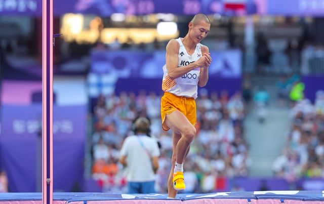 우상혁이 11일(한국시간) 프랑스 파리의&nbsp;스타드 드 프랑스에서 열린 2024 파리 하계 올림픽 남자 육상 높이뛰기 결선에 출전, 전체 12명의 출전 선수 중 최종 7위를 기록했다.&nbsp;한국 육상 트랙 앤드 필드 종목 사상 최초의 메달 획득이 기대됐지만 예상보다 저조한 기록 속에 아쉽게 이번 대회를 마감했다. 사진 연합뉴스