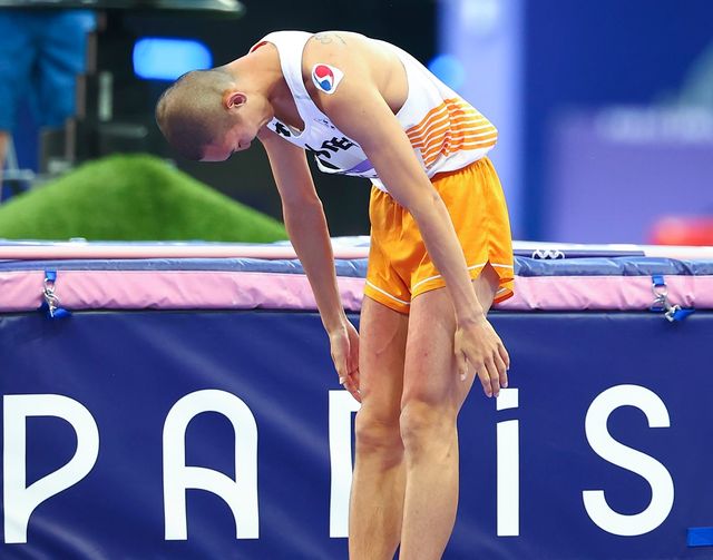우상혁이 11일(한국시간) 프랑스 파리의&nbsp;스타드 드 프랑스에서 열린 2024 파리 하계 올림픽 남자 육상 높이뛰기 결선에 출전, 전체 12명의 출전 선수 중 최종 7위를 기록했다.&nbsp;한국 육상 트랙 앤드 필드 종목 사상 최초의 메달 획득이 기대됐지만 예상보다 저조한 기록 속에 아쉽게 이번 대회를 마감했다. 사진 연합뉴스