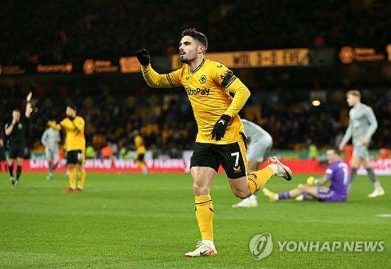 영국 공영방송 BBC는 9일(한국시간) 첼시가 울버햄프턴 원더러스 공격수 페드루 네투를 영입하기로 합의했다고 보도했다. 지난 시즌 황희찬과 함께 울버햄프턴 공격을 이끈 포르투갈 윙어 네투는 프리미어리그에서 좋은 활약을 펼쳐 토트넘 홋스퍼 등의 관심을 받았으나 이번 여름 첼시 이적을 목전에 뒀다. 연합뉴스