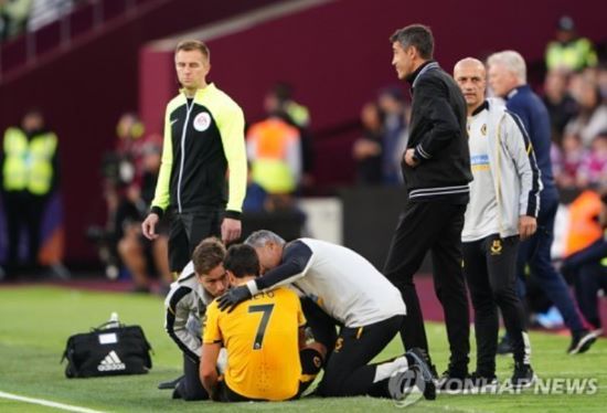 영국 공영방송 BBC는 9일(한국시간) 첼시가 울버햄프턴 원더러스 공격수 페드루 네투를 영입하기로 합의했다고 보도했다. 지난 시즌 황희찬과 함께 울버햄프턴 공격을 이끈 포르투갈 윙어 네투는 프리미어리그에서 좋은 활약을 펼쳐 토트넘 홋스퍼 등의 관심을 받았으나 이번 여름 첼시 이적을 목전에 뒀다. 연합뉴스