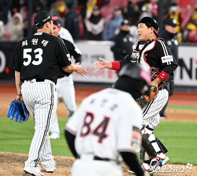 10일 서울 잠실구장에서 열린 2024 신한 SOL Bank KBO리그 NC 다이노스와 LG 트윈스의 경기, LG가 NC를 9-3으로 제압하고 3연승을 달성하고 위닝시리즈를 확보했다. 경기 후 염경엽 감독은 최원태와 포수 허도환의 호흡에 주목했다. 엑스포츠뉴스DB