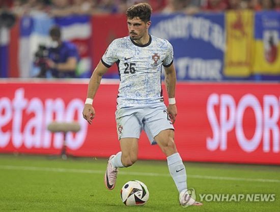 영국 공영방송 BBC는 9일(한국시간) 첼시가 울버햄프턴 원더러스 공격수 페드루 네투를 영입하기로 합의했다고 보도했다. 지난 시즌 황희찬과 함께 울버햄프턴 공격을 이끈 포르투갈 윙어 네투는 프리미어리그에서 좋은 활약을 펼쳐 토트넘 홋스퍼 등의 관심을 받았으나 이번 여름 첼시 이적을 목전에 뒀다. 연합뉴스