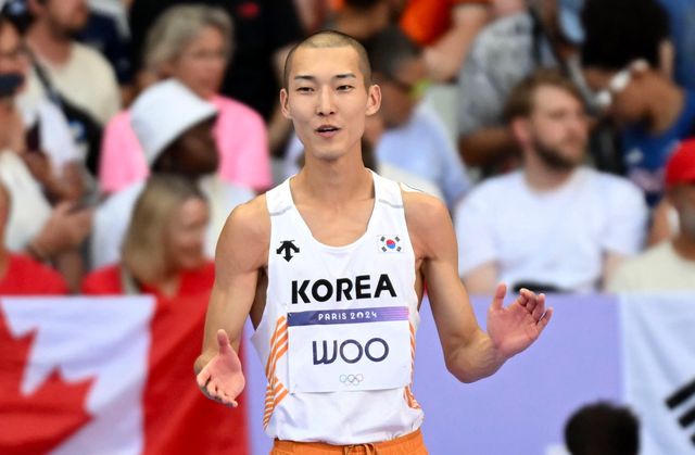우상혁이 11일 프랑스 파리의 스타드 드 프랑스에서 열린 2024 파리 하계 올림픽 남자 육상 높이뛰기 결승에 출전, 전체 12명의 출전 선수 중 최종 7위를 기록했다. 우상혁이 도약 전 관중에 박수를 유도하고 있다. 사진 연합뉴스