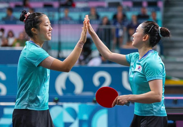 전지희(오른쪽)가 10일(한국시간) 프랑스 파리의 사우스 파리 아레나4에서 열린 2024 파리 올림픽 탁구 여자 단체전 3~4위전 독일과의 경기에서 1복식 승리를 따낸 뒤 신유빈과 기뻐하고 있다. 전지희는 2012 런던, 2020 도쿄 대회 노메달의 아쉬움을 딛고 커리어 첫 올림픽 메달을 손에 넣었다. 사진 연합뉴스