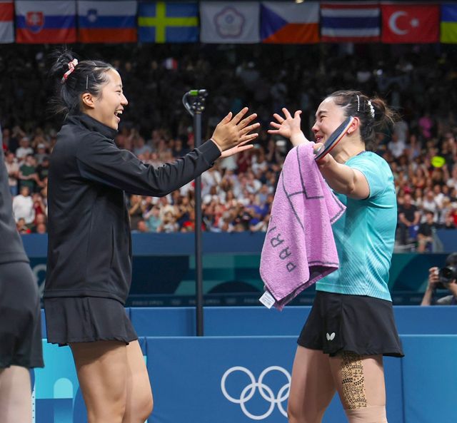 전지희(오른쪽)가 10일(한국시간) 프랑스 파리의 사우스 파리 아레나4에서 열린 2024 파리 올림픽 탁구 여자 단체전 3~4위전에서 독일을 매치 점수 3-0(3-2 3-0 3-0)로 꺾은 뒤 신유빈과 기뻐하고 있다. 전지희는 2012 런던, 2020 도쿄 대회 노메달의 아쉬움을 딛고 커리어 첫 올림픽 메달을 손에 넣었다. 사진 연합뉴스