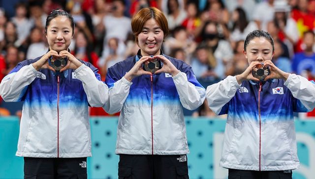 (왼쪽부터) 신유빈, 이은혜, 전지희가 10일(한국시간) 프랑스 파리의 사우스 파리 아레나4에서 열린 2024 파리 올림픽 탁구 여자 단체전 3~4위전에서 독일을 매치 점수 3-0(3-2 3-0 3-0)로 꺾고 동메달을 목에 걸었다. 한국 여자 탁구가 이 종목 하계 올림픽에서 메달을 획득한 건 2008 베이징 대회 이후 16년 만이다. 사진 연합뉴스 