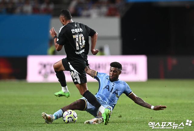 이탈리아 매체 투토스포르트가 5일(한국시간) AC밀란이 토트넘 수비수 에메르송 로얄에 대한 이적료 협상에 자신이 있고 이틀 내에 메디컬 테스트를 진행할 예정이라고 전했다.&nbsp;엑스포츠뉴스DB