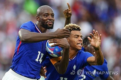 프랑스 언론 레키프가 12일(한국시간) 프랑스 축구 최고 유망주 중 하나인 두에가 프랑스 리그1 명문 팀 PSG를 선택했다고 전했다.&nbsp;연합뉴스