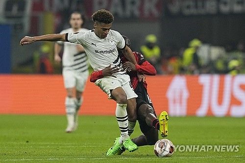 프랑스 언론 레키프가 12일(한국시간) 프랑스 축구 최고 유망주 중 하나인 두에가 프랑스 리그1 명문 팀 PSG를 선택했다고 전했다.&nbsp;연합뉴스