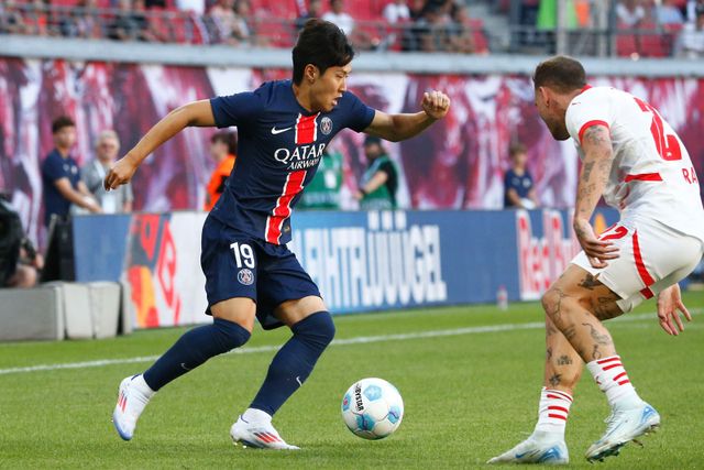 프랑스 언론 레키프가 12일(한국시간) 프랑스 축구 최고 유망주 중 하나인 두에가 프랑스 리그1 명문 팀 PSG를 선택했다고 전했다.&nbsp;연합뉴스