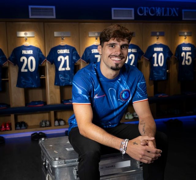 첼시는 지난 11일 구단 공식 홈페이지를 통해 네투와 계약을 맺었다고 공식 발표했다.&nbsp; 첼시는&nbsp;첼시는 울버햄프턴 원더러스로부터 포르투갈 국가대표 페드루 네투의 영입을 발표하게 돼 기쁘다라고 발표했다. 네투와 첼시 사이에서 체결한 계약 기간은 무려 7년이다. 첼시