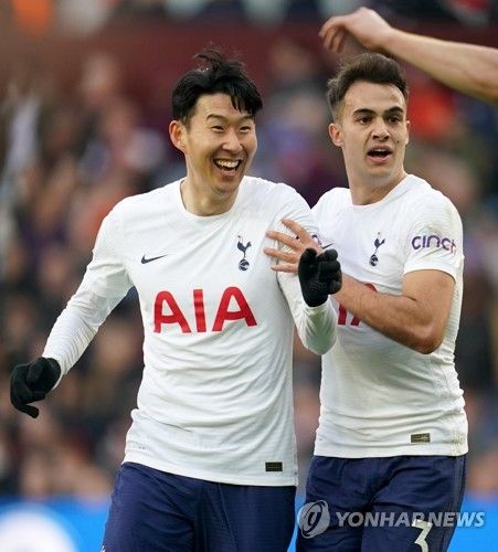 스페인 매체 스포르트가 12일(한국시간) 레길론의 에이전트가 현재 바르셀로나와 협상 중이라고 전했다.&nbsp;연합뉴스