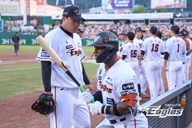 한화 이글스 좌완투수 류현진이 13일 대전한화생명이글스파크에서 열린 2024 신한 SOL Bank KBO리그 LG 트윈스와의 시즌 10차전에 선발 등판해 5이닝 2피안타 2사사구 6탈삼진 무실점을 기록했다. 다만 불펜투수들의 부진으로 시즌 7승을 다음 기회로 미뤘고, 팀은 2-3으로 졌다. 한화 이글스 제공