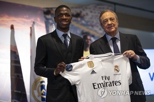 스페인 매체 아스가 13일(한국시간) 사우디아라비아 국부펀드(PIF)가 레알 마드리드에게 연락해 비니시우스 영입을 추진하고 있고 수일 내 역사적인 제안을 할 거라고 전했다.&nbsp;레알 마드리드는 10억 유로의 바이아웃을 발동시켜야 한다고 전했다. 사우디는 충분히 감당할 수 있을 듯 보인다. 비니시우스에게 연봉 10억유로를 제안했기 떄문이다. 연합뉴스