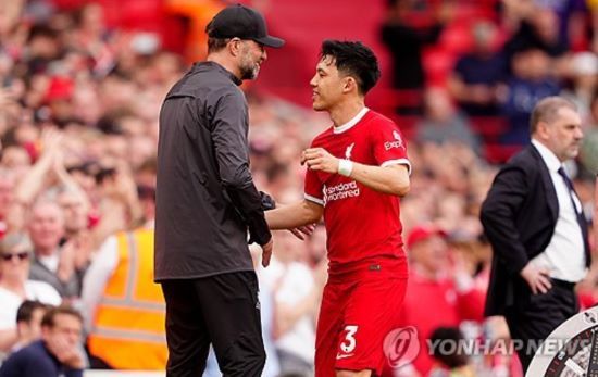 스페인 매체 렐레보는 13일(한국시간) 리버풀의 제안을 받은 수비멘디가 이를 거절하고 소시에다드에 잔류한다고 전했다.&nbsp;수비멘디 영입 시 엔도의 입지는 크게 흔들릴 뻔 했다. 그러나 수비멘디가 레알 소시에다드 잔류를 선택하면서 엔도는 리버풀에 일단 잔류하게 됐다. 연합뉴스