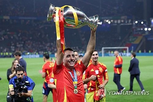 리버풀에서 방출 위기에 놓였던 엔도 와타루가 기사회생했다. 강력한 경쟁자가 될 것으로 보였던 마틴 수비멘디가 리버풀의 제안을 거절하고 소속팀 잔류를 천명했다. 13일(한국시간) 영국 스카이스포츠에 따르면 수비멘디는 리버풀 이적을 거부하고 레알 소시에다드 잔류를 택했다. 수비멘디는 더 높은 연봉을 보장하는 새로운 계약을 제안 받고 팀에 남기로 결정했다. 이에 따라 엔도 역시 리버풀에 잔류할 가능성이 더욱 높아졌다. 연합뉴스