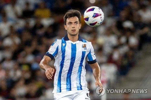 리버풀에서 방출 위기에 놓였던 엔도 와타루가 기사회생했다. 강력한 경쟁자가 될 것으로 보였던 마틴 수비멘디가 리버풀의 제안을 거절하고 소속팀 잔류를 천명했다. 13일(한국시간) 영국 스카이스포츠에 따르면 수비멘디는 리버풀 이적을 거부하고 레알 소시에다드 잔류를 택했다. 수비멘디는 더 높은 연봉을 보장하는 새로운 계약을 제안 받고 팀에 남기로 결정했다. 이에 따라 엔도 역시 리버풀에 잔류할 가능성이 더욱 높아졌다. 연합뉴스