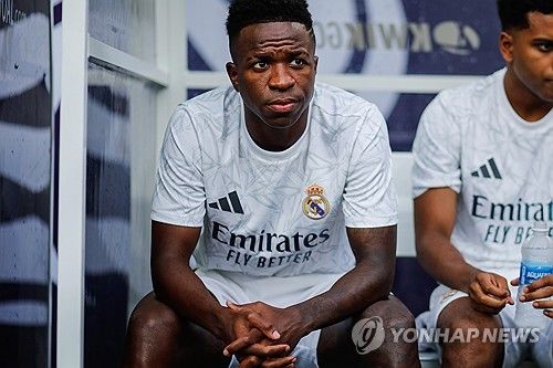 스페인 매체 아스가 13일(한국시간) 사우디아라비아 국부펀드(PIF)가 레알 마드리드에게 연락해 비니시우스 영입을 추진하고 있고 수일 내 역사적인 제안을 할 거라고 전했다.&nbsp;레알 마드리드는 10억 유로의 바이아웃을 발동시켜야 한다고 전했다. 사우디는 충분히 감당할 수 있을 듯 보인다. 비니시우스에게 연봉 10억유로를 제안했기 떄문이다. 연합뉴스