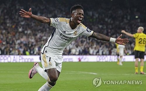 스페인 매체 아스가 13일(한국시간) 사우디아라비아 국부펀드(PIF)가 레알 마드리드에게 연락해 비니시우스 영입을 추진하고 있고 수일 내 역사적인 제안을 할 거라고 전했다.&nbsp;레알 마드리드는 10억 유로의 바이아웃을 발동시켜야 한다고 전했다. 사우디는 충분히 감당할 수 있을 듯 보인다. 비니시우스에게 연봉 10억유로를 제안했기 떄문이다. 연합뉴스