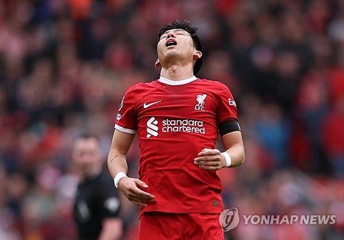 리버풀에서 방출 위기에 놓였던 엔도 와타루가 기사회생했다. 강력한 경쟁자가 될 것으로 보였던 마틴 수비멘디가 리버풀의 제안을 거절하고 소속팀 잔류를 천명했다. 13일(한국시간) 영국 스카이스포츠에 따르면 수비멘디는 리버풀 이적을 거부하고 레알 소시에다드 잔류를 택했다. 수비멘디는 더 높은 연봉을 보장하는 새로운 계약을 제안 받고 팀에 남기로 결정했다. 이에 따라 엔도 역시 리버풀에 잔류할 가능성이 더욱 높아졌다. 연합뉴스