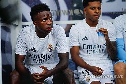 스페인 매체 아스가 13일(한국시간) 사우디아라비아 국부펀드(PIF)가 레알 마드리드에게 연락해 비니시우스 영입을 추진하고 있고 수일 내 역사적인 제안을 할 거라고 전했다.&nbsp;레알 마드리드는 10억 유로의 바이아웃을 발동시켜야 한다고 전했다. 사우디는 충분히 감당할 수 있을 듯 보인다. 비니시우스에게 연봉 10억유로를 제안했기 떄문이다. 연합뉴스