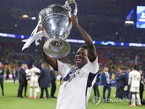 스페인 매체 아스가 13일(한국시간) 사우디아라비아 국부펀드(PIF)가 레알 마드리드에게 연락해 비니시우스 영입을 추진하고 있고 수일 내 역사적인 제안을 할 거라고 전했다.&nbsp;레알 마드리드는 10억 유로의 바이아웃을 발동시켜야 한다고 전했다. 사우디는 충분히 감당할 수 있을 듯 보인다. 비니시우스에게 연봉 10억유로를 제안했기 떄문이다. 연합뉴스