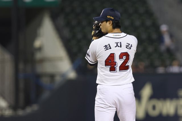 두산 투수 최지강은 13일 지난달 중순 어깨 통증으로 이탈했던 최지강은 최고 구속 시속 151㎞의 빠른 공을 던져 실전 감각을 조율했다. 예상 콜업 시기는 오는 17일 KT전이다. 엑스포츠뉴스 DB